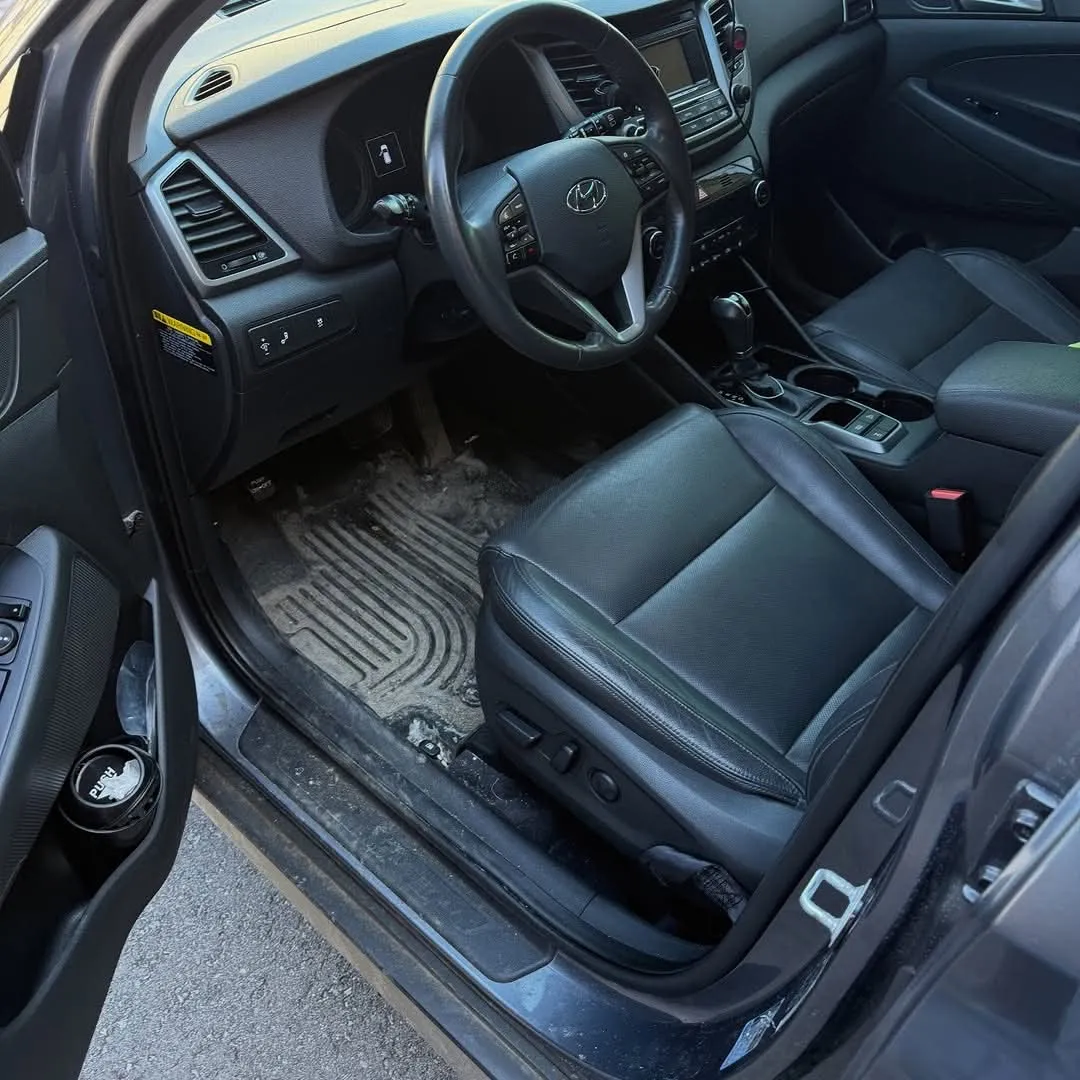 Hyundai Tucson driver floor before cleaning