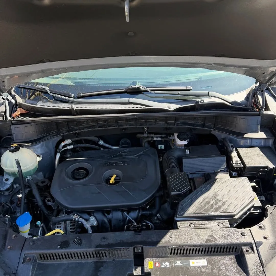 Hyundai Tucson engine bay before cleaning